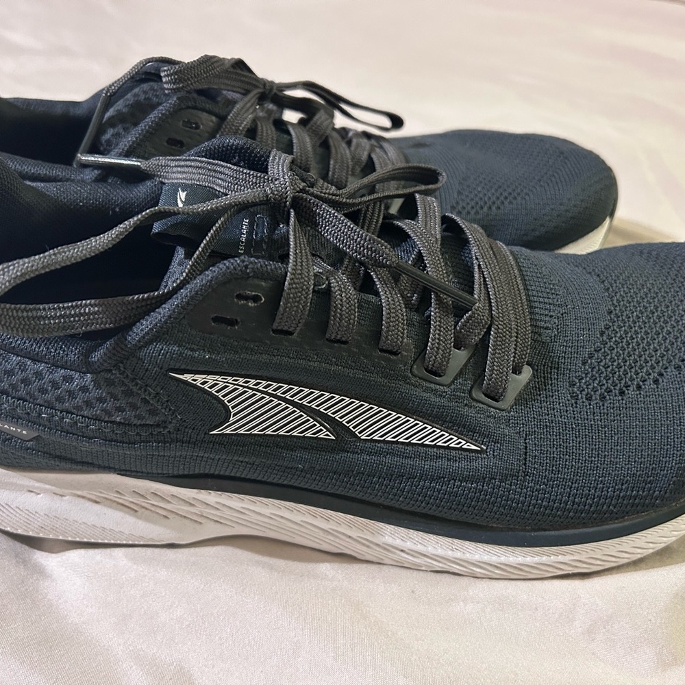 Like new. ALTRA WOMEN'S ESCALANTE 3 standard footshape fit size 9